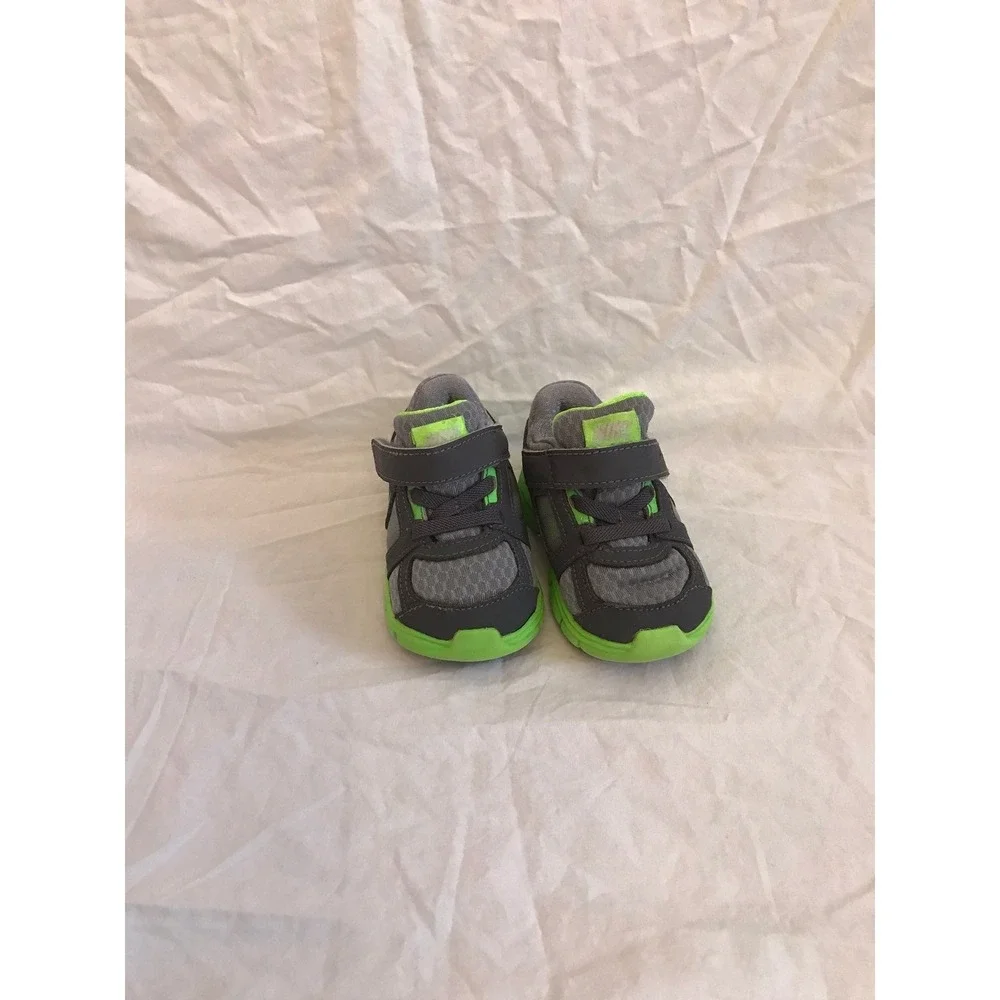 Baby‎ nike shoes size 4